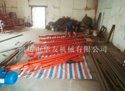 點(diǎn)擊查看詳細(xì)信息<br>標(biāo)題：華友機(jī)械直滑式吊運(yùn)機(jī)發(fā)貨現(xiàn)場(chǎng) 閱讀次數(shù)：7566